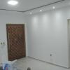 Acabamento interno: sala residencial serviços executados: aplicação de massa corrida PVA, lixamento e pintura em tetos e paredes 