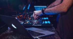Quanto custa contratar um DJ para festas e casamentos? Preços em 2025
