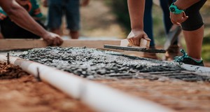 Quanto custa fazer um piso de concreto? Preço em 2025