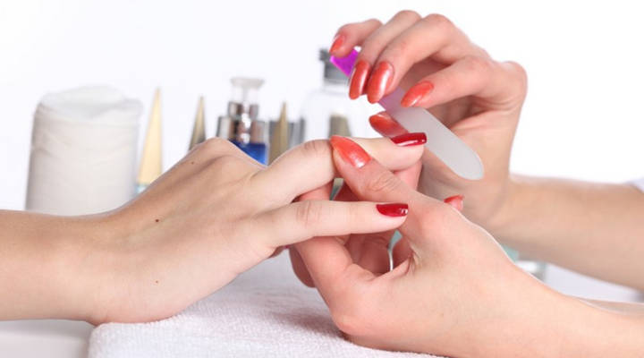 Quer economizar com manicure? Veja 4 dicas (fáceis) para fazer a