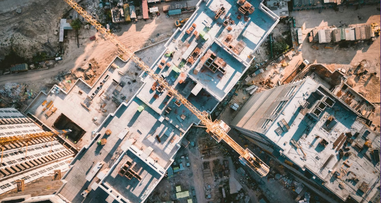 El problema del déficit de fontaneros, pintores y electricistas en Valencia