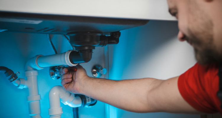 La escasez de fontaneros y electricistas en España