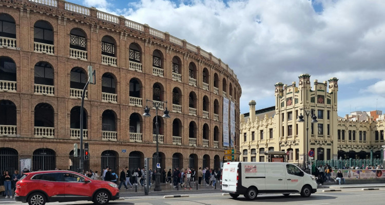 El problema del déficit de fontaneros, pintores y electricistas en Valencia