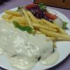 Crepe com molho bechamel, salada e fritas