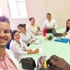 Reunião com equipe multiprofissional em clínica de atendimentos 