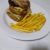 Hambúrguer Angus com cebola caramelizada, bacon, ovo, queijo emental, alface americana, cream chegar e tomate