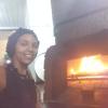 Trabalhando no forno a lenha pizzaria