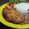 salada , arroz , feijão e bife de frango