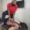 Usando a técnica de Shiatsu para aliviar as dores.