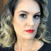 Maquiagem elegante com batom vermelho