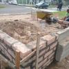 preparação de blocos para receber os pontilhao de madeira na rua da pescaria