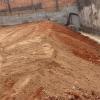 Locação de obra e medição de volumes de corte e aterro para controle de terraplanagem e execução de projetos civis.