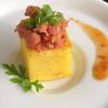 Cubos de polenta com ragú de linguiça