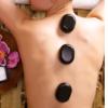 Massagem terapeuta com pedras quentes