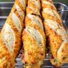 Deliciosas baguetes  recheadas com pasta de alho com linguiça , parmesão,, mussarela, requeijão, maionese, alho,e assada na grelha.