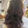 Escova modelada em ondas para evento de aniversário.