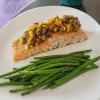 Salmão ao forno com tartare de manga e cebola roxa