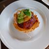 Tartare de carne à mexicana com guacamole, molho de pimenta e tortilla de mais crocante