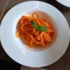 Espaguete com molho de tomate fresco com ricota