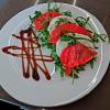 Salada capresa com mozzarella de bufala e tomate bife