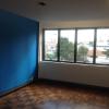 Pintura de parede cor azul, restauraçao de piso de taco de madeira