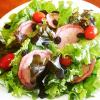 Salada com mix fe folhas , rosbife e molho de frutas vermelhas