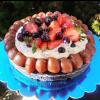 Brownie con dulce de leche, frutas vermelhas, creme chantilly