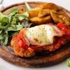 Milanesa napolitana com salada rústica de batata e rúcula