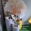 kit painel 1,50m   3 mesas cilindros com capas, bandejas, arranjos florais ou folhagens e bolo fake.