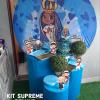 kit painel 1,50m   3 mesas cilindros com capas, bandejas, arranjos florais ou folhagens e bolo fake.