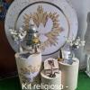 kit painel 1,50m   3 mesas cilindros com capas, bandejas, arranjos florais ou folhagens e bolo fake.