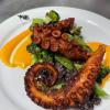 Polvo com arroz negro e legumes
