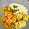 Moqueca de camarão com arroz de coco e mandioca assada