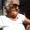Dona gestrudes em seu banho de sol.