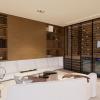 Sala de estar com adega de vinhos