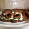 Sanduíche de presunto cru com burrata, rúcula e redução de balsâmico