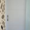 Envelopamento de portas em vinil branco fosco