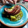 Povo grelhado com batatas ao molho e molho de maracujá