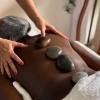 Massagem relaxante com pedras quentes