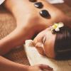 Massagem com pedras quentes