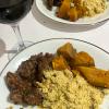 Frango ao molho de vinho tinto com farofa de cebola e moranga assada