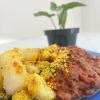 Ragú de proteína de soja com farofa de bana e aipim cozido (prato vegano)