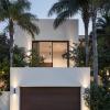Casa moderna com linhas retas e cores claras