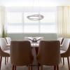 Sala de jantar em apartamento em Palmas, com fechamento em cortinas e persianas solares.