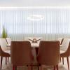 Sala de jantar em apartamento em Palmas, com fechamento em cortinas e persianas solares.