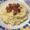 Risotto de queijos finalizado com fatias finas de bacon.