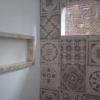 Banheiro com paginação em porcelanato e nicho