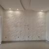 Revestimento em porcelanato pintura e assentamento de gesso 3D em sala residencial