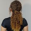 Penteado rabo de cavalo baixo cacheado
