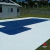 Piscina com deck revestido com  cimenticio atermico. 